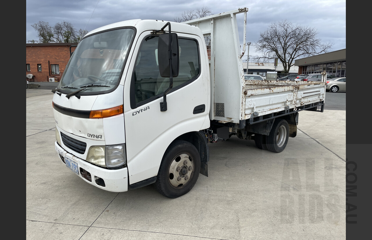 1/2001 Toyota Dyna 4500 XZU302 Tipper Truck White 4.6L