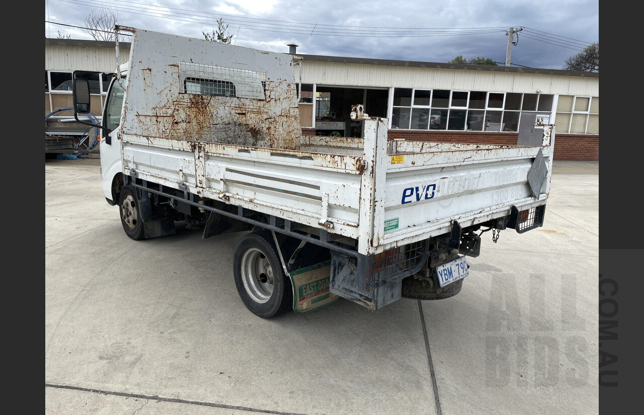 1/2001 Toyota Dyna 4500 XZU302 Tipper Truck White 4.6L