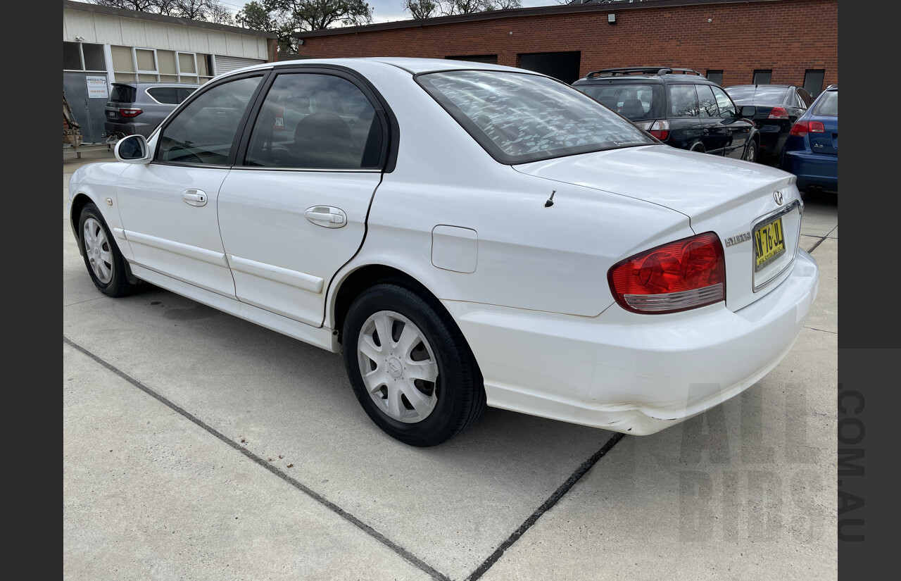 1/2006 Hyundai Sonata NF 4d Sedan White 2.4L