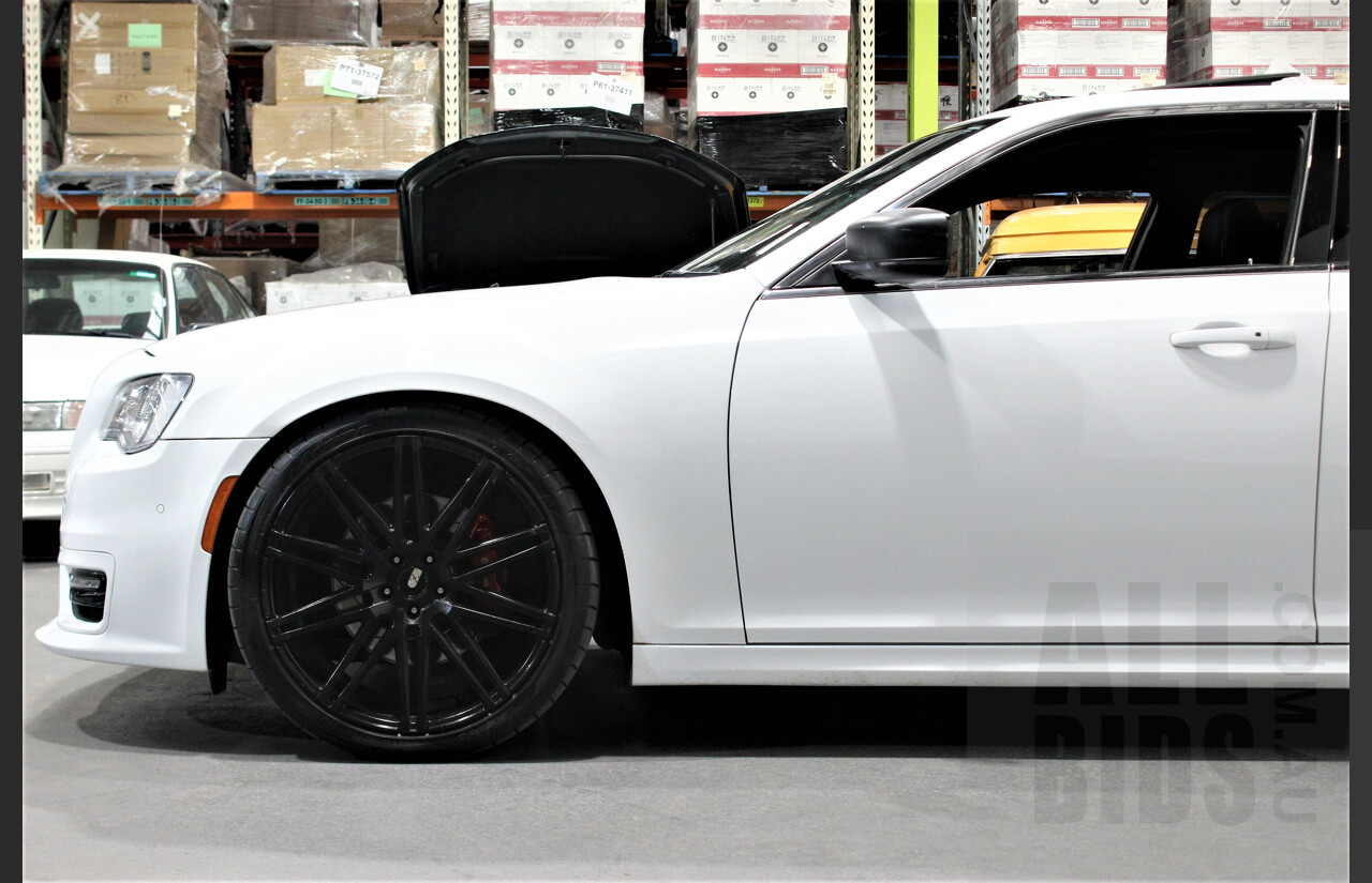 10/2015 Chrysler 300 SRT8 MY15 4d Sedan White 6.4L V8