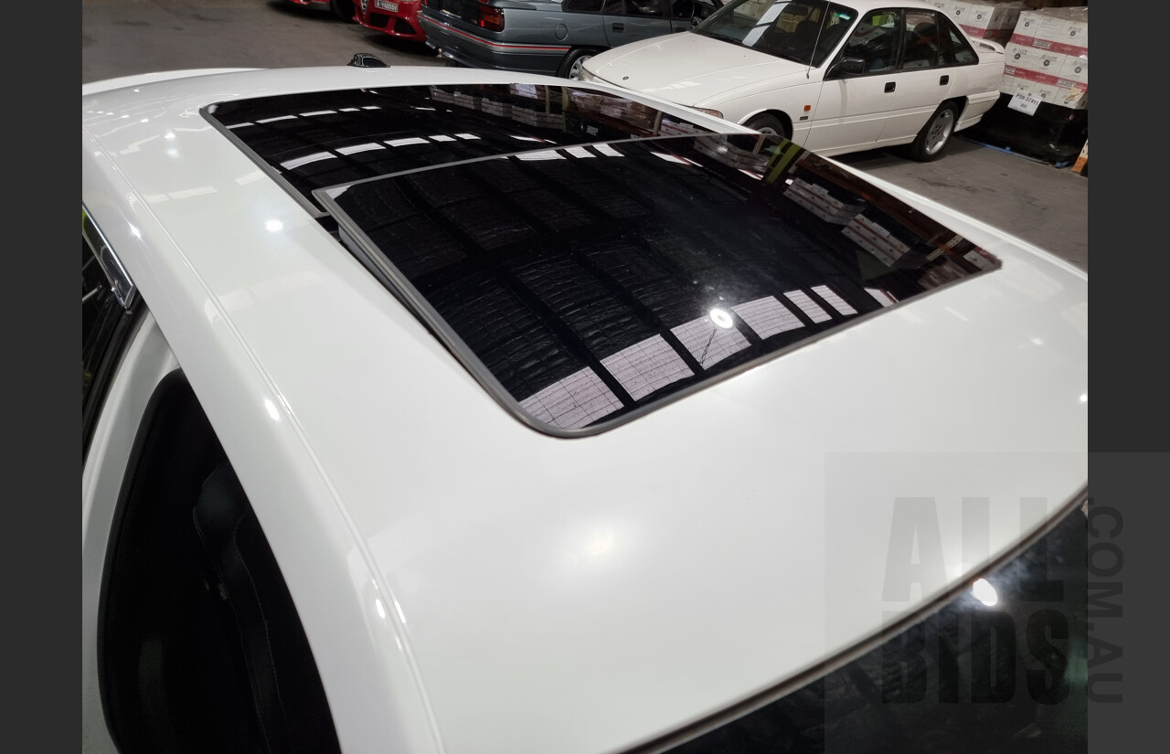 10/2015 Chrysler 300 SRT8 MY15 4d Sedan White 6.4L V8