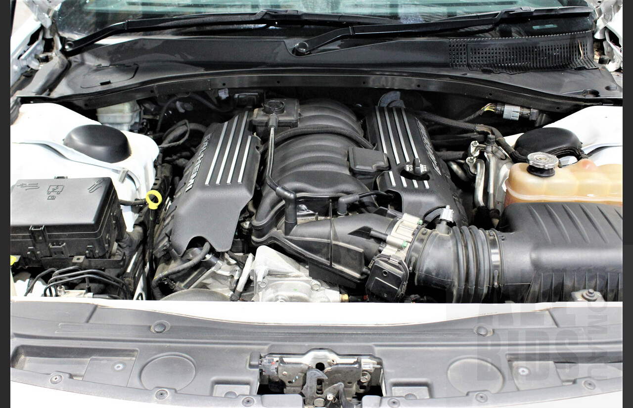 10/2015 Chrysler 300 SRT8 MY15 4d Sedan White 6.4L V8