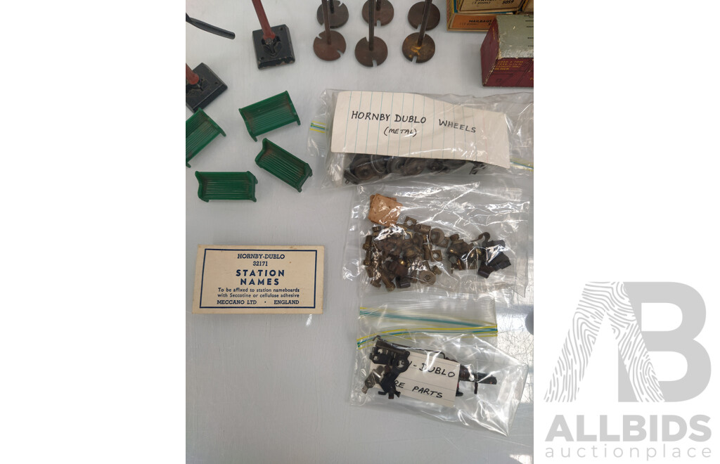 Model Train Accessories - Mixed Lot