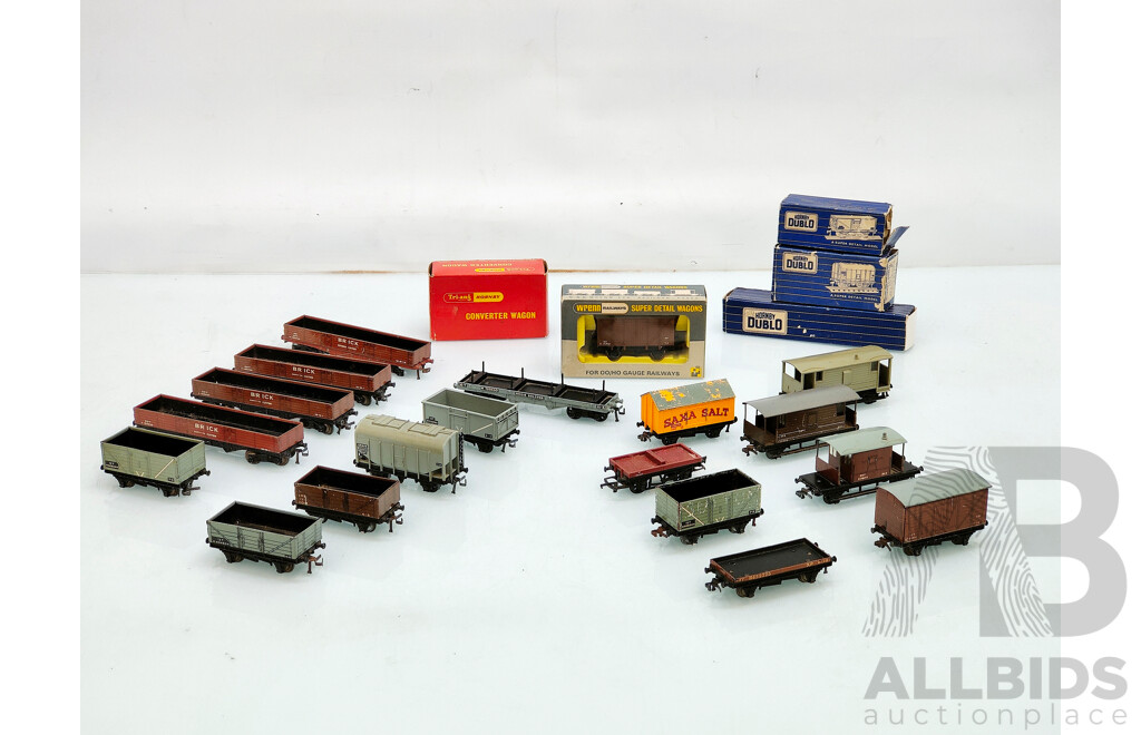 Model Train Wagons - Lot of 19