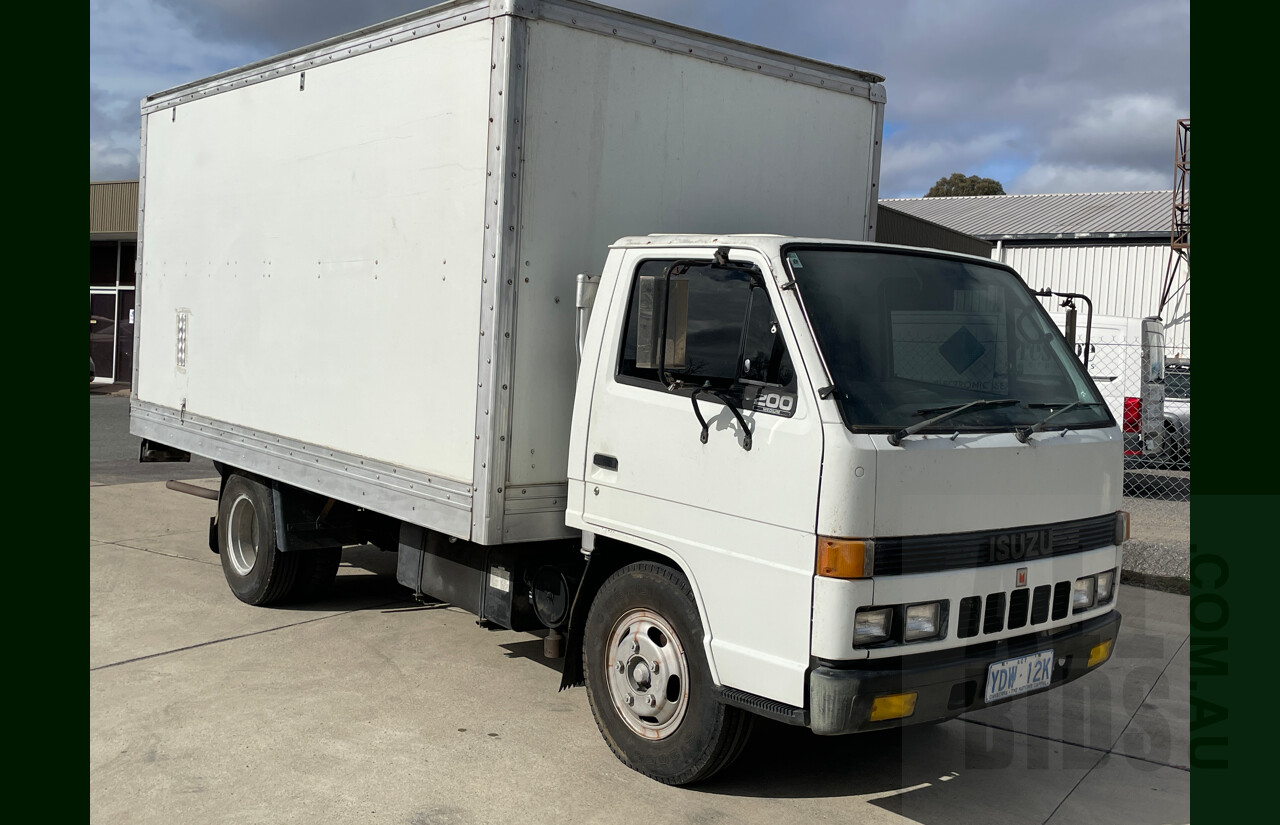 5/1989 Isuzu NKR 200 Medium Pantech Truck 3.6L