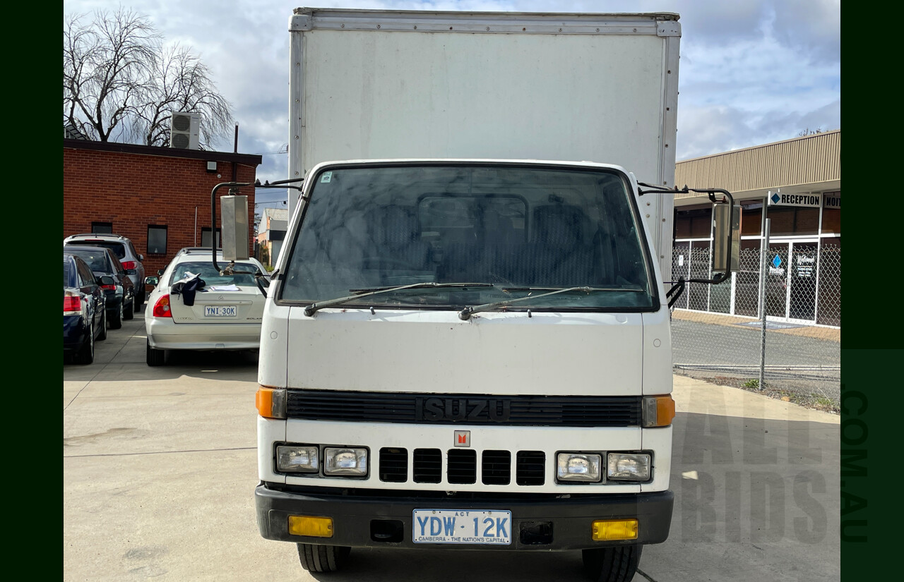 5/1989 Isuzu NKR 200 Medium Pantech Truck 3.6L