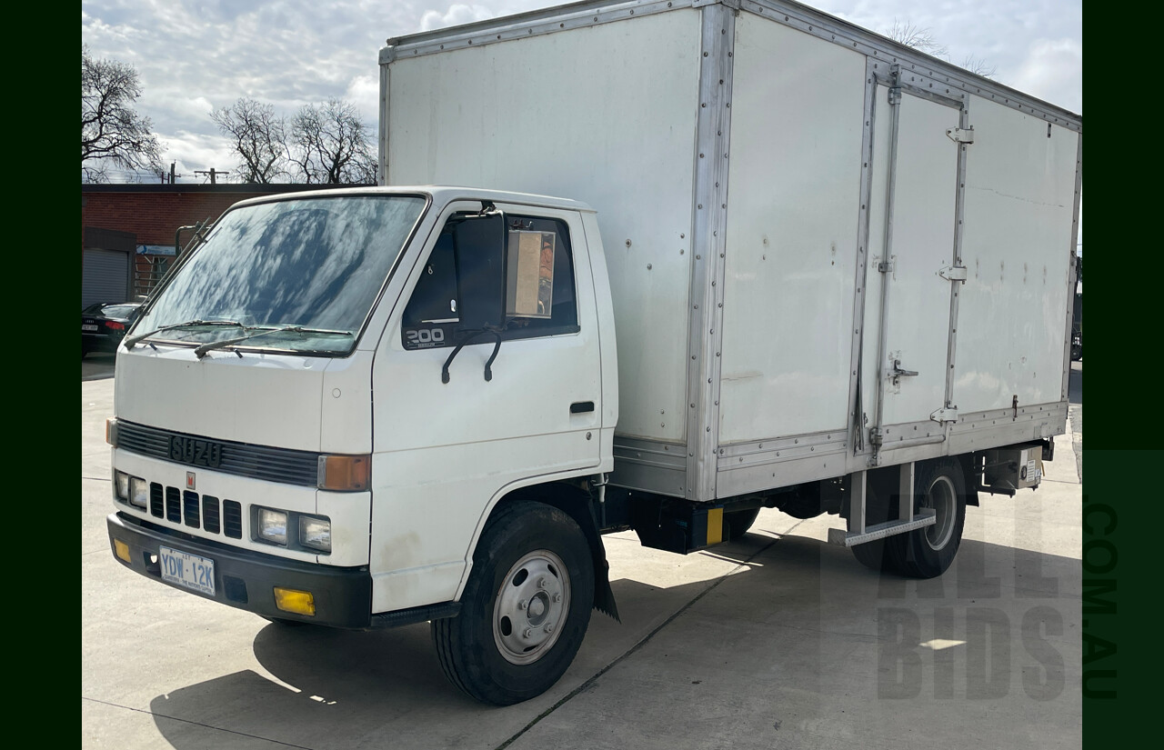 5/1989 Isuzu NKR 200 Medium Pantech Truck 3.6L