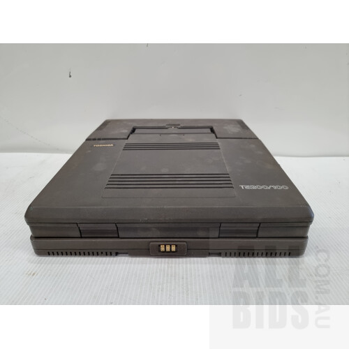 Vintage Toshiba T5200/100 Portable Computer