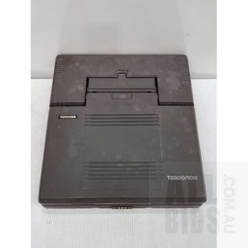 Vintage Toshiba T5200/100 Portable Computer