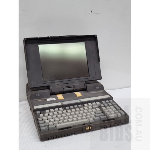 Vintage Toshiba T5200/100 Portable Computer
