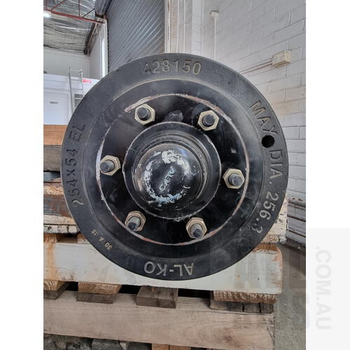 AL-KO Heavy Duty Trailer Axle - 1400mm Chassis Mount