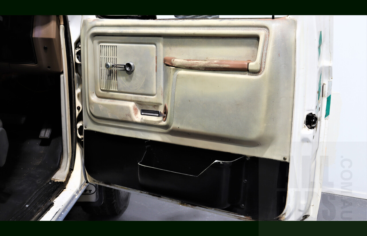 3/1983 Ford F100 4x4 Utility White 5.8L V8 - Ex Ambulance