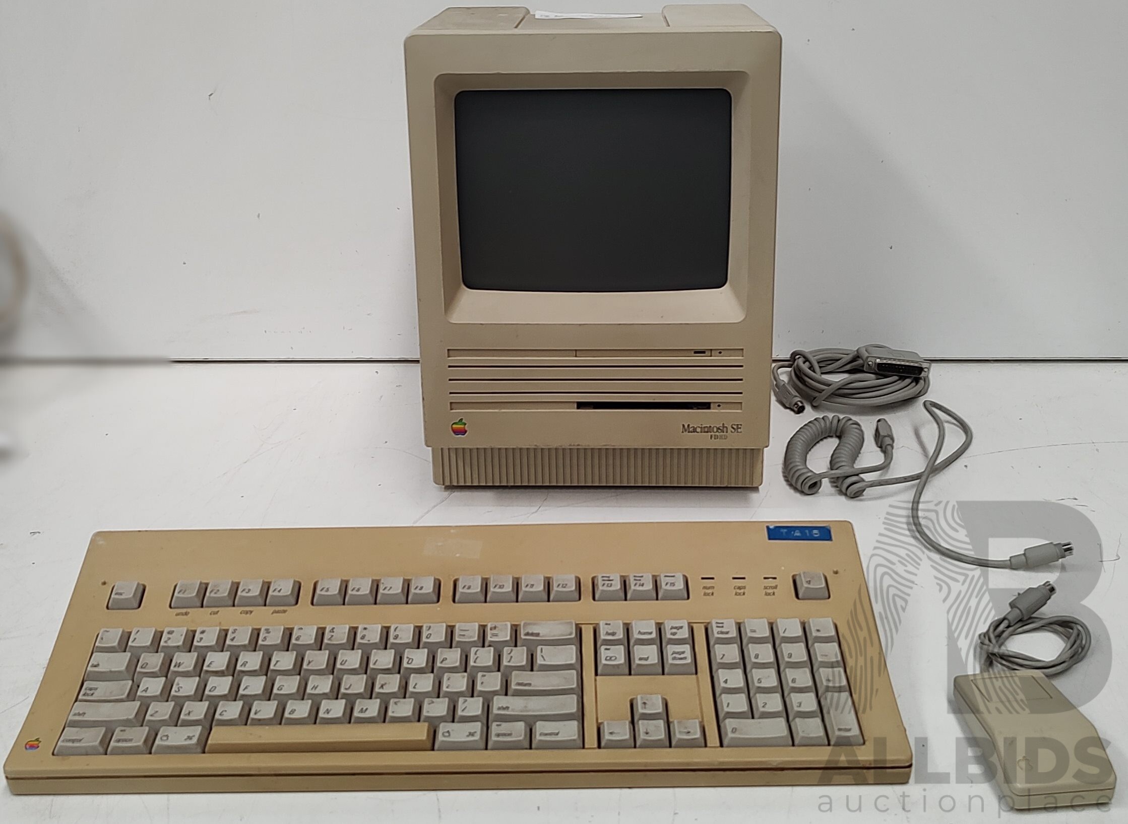 Apple (M5011) Macintosh SE FDHD, - Lot 1420520 | ALLBIDS