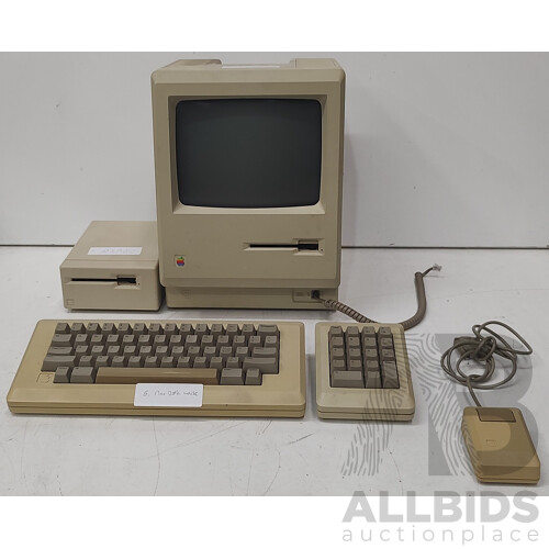 Macintosh 128k (M0001P), w/ Keyboard, 3.25-Inch Disk Drive, Numeric Keypad and Mouse.