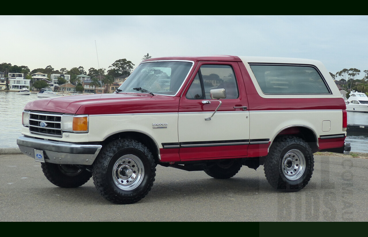 1/1990 Ford Bronco XLT (4x4) LHD 2d Wagon Red/White 5.0L V8