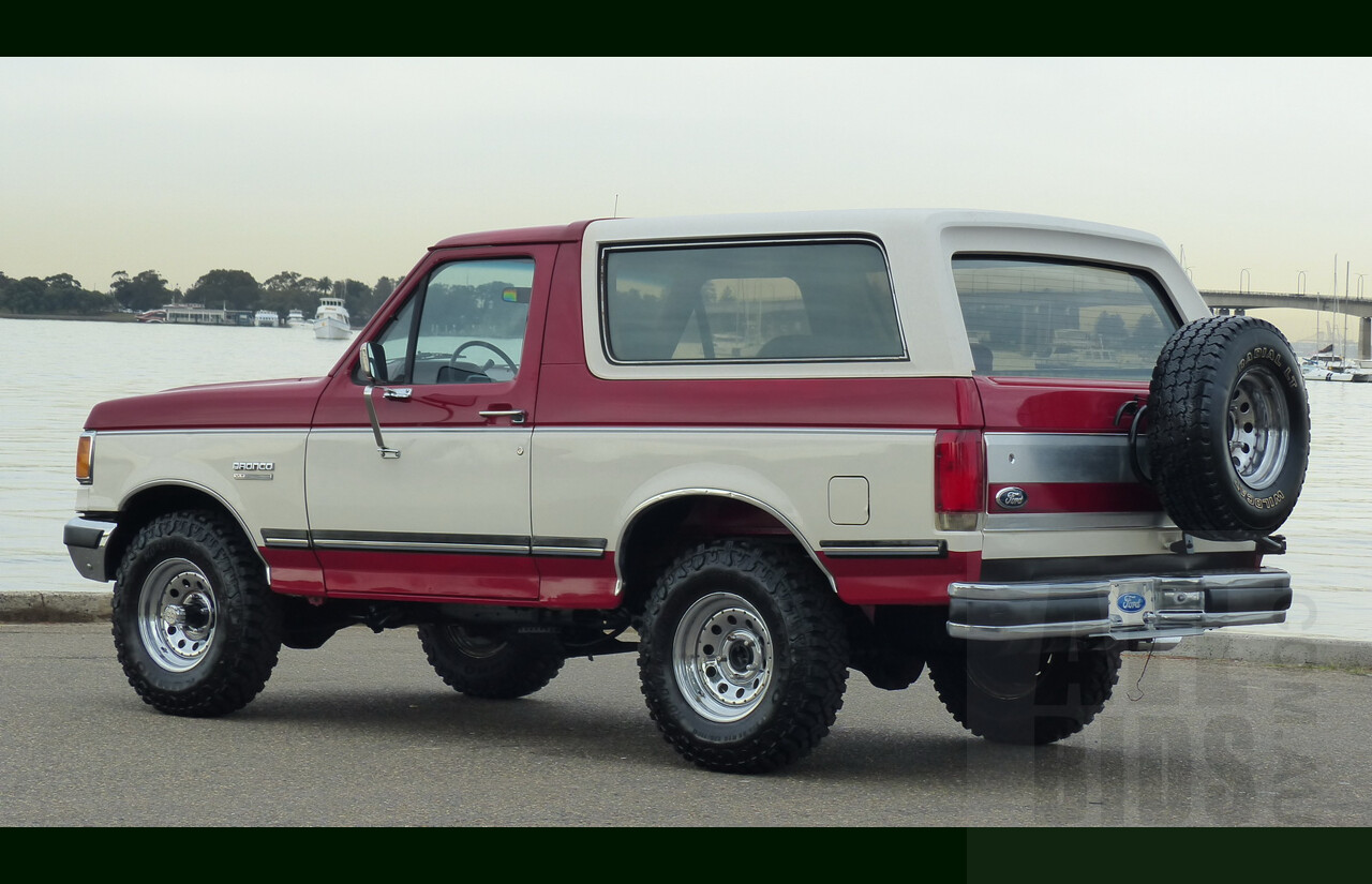 1/1990 Ford Bronco XLT (4x4) LHD 2d Wagon Red/White 5.0L V8