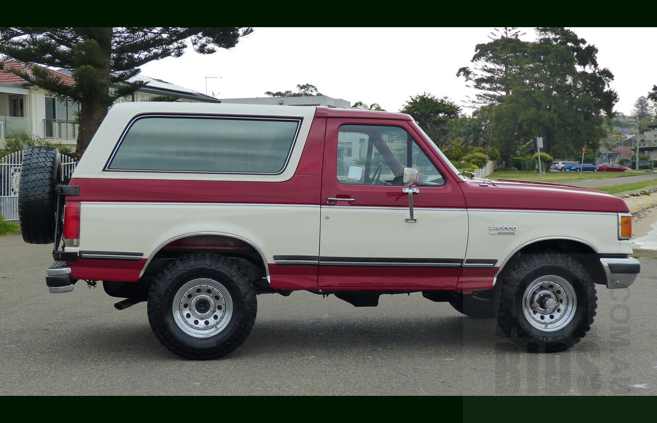 1/1990 Ford Bronco XLT (4x4) LHD 2d Wagon Red/White 5.0L V8