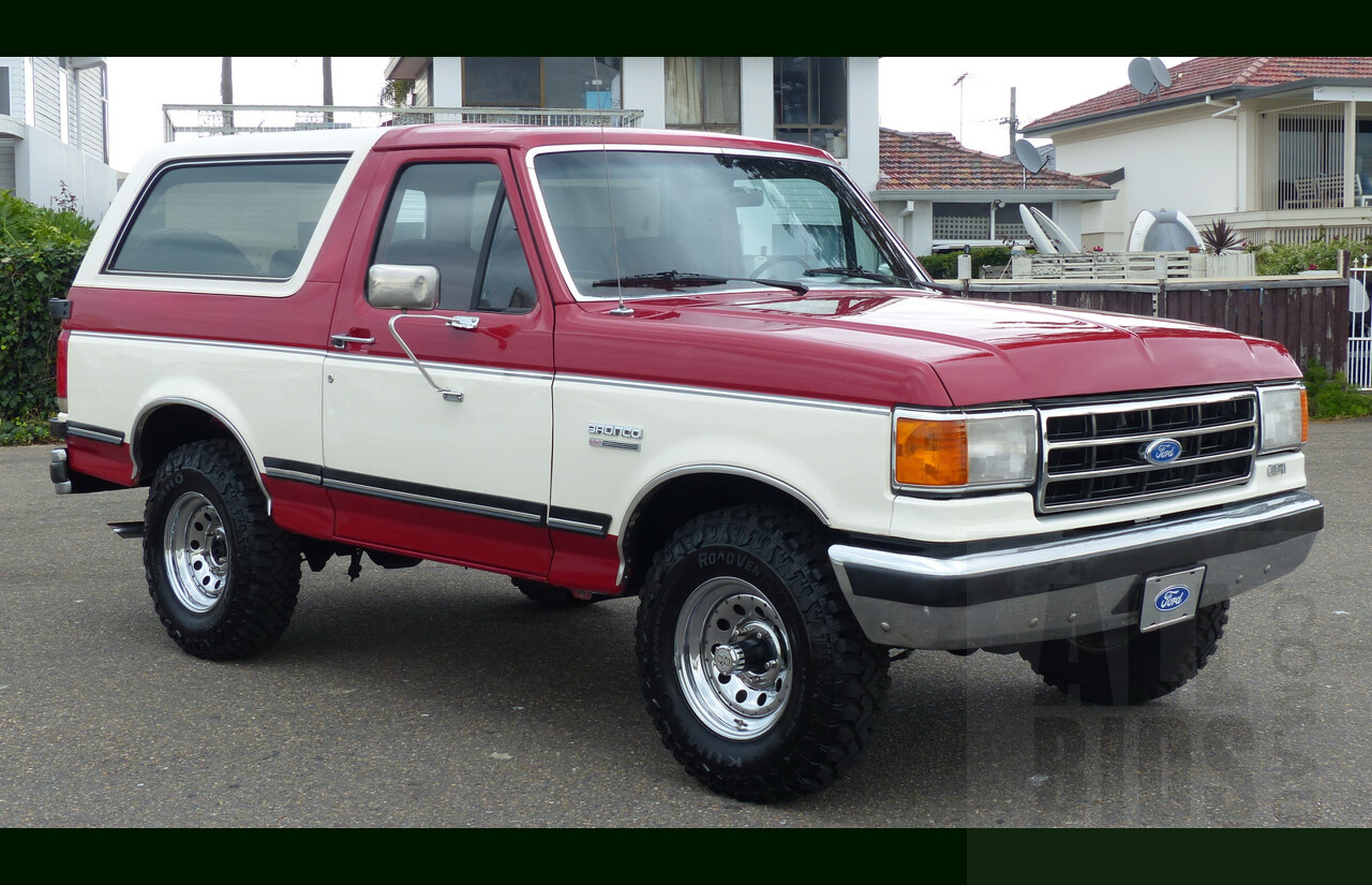 1/1990 Ford Bronco XLT (4x4) LHD 2d Wagon Red/White 5.0L V8