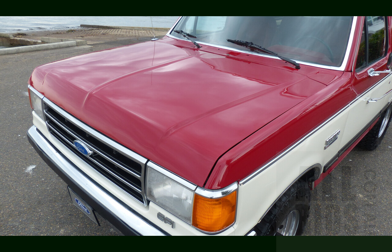 1/1990 Ford Bronco XLT (4x4) LHD 2d Wagon Red/White 5.0L V8