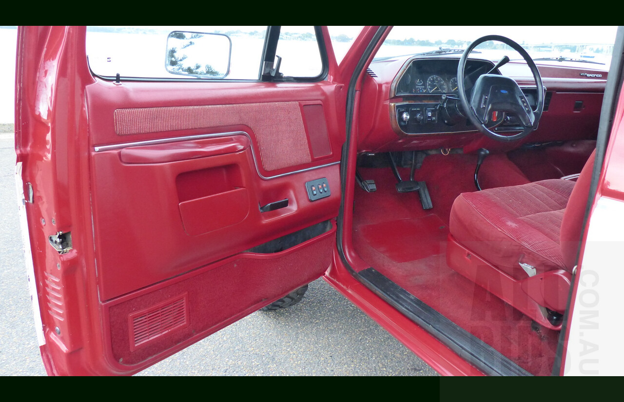 1/1990 Ford Bronco XLT (4x4) LHD 2d Wagon Red/White 5.0L V8