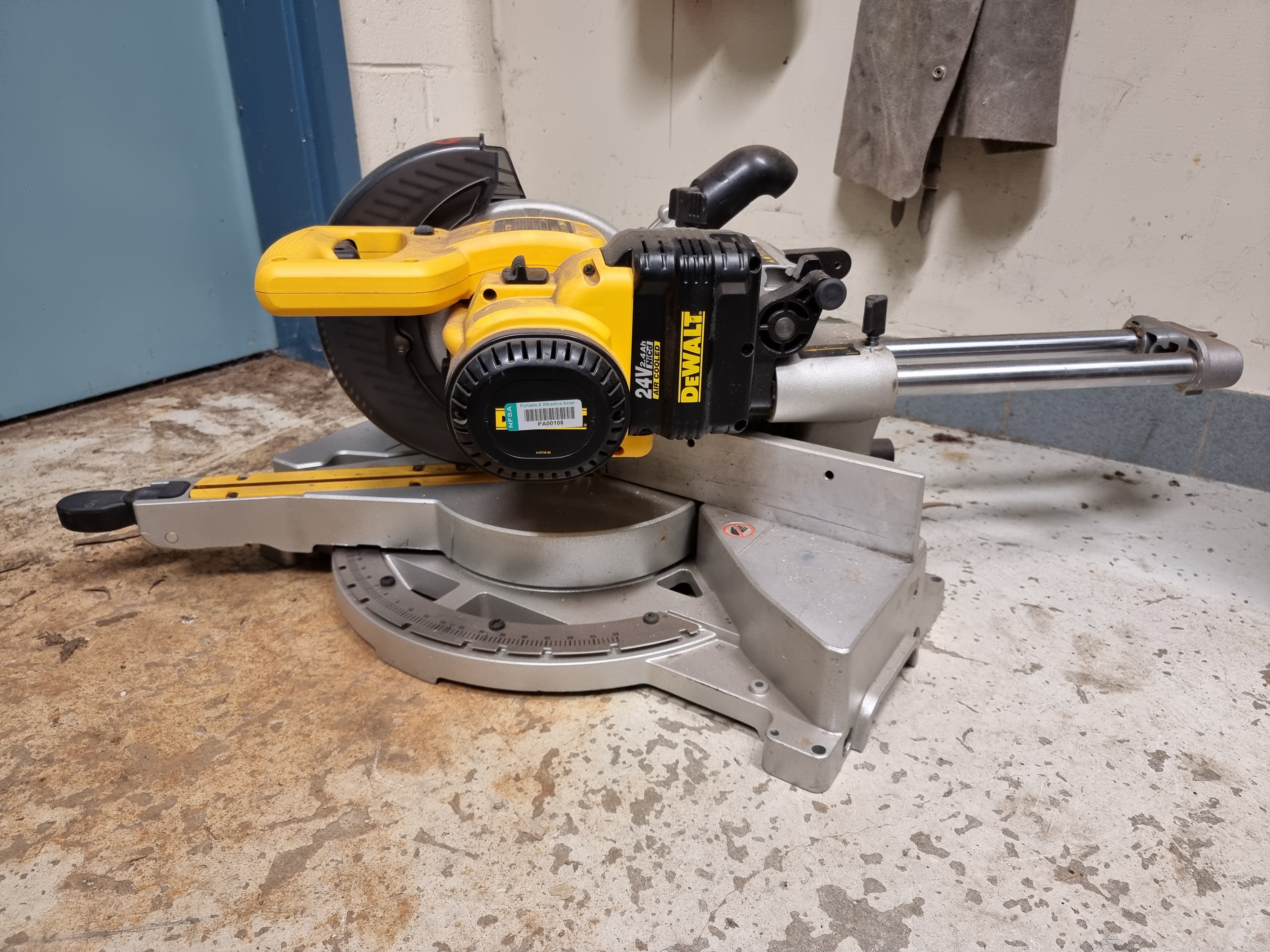 Dewalt dw017 store 24v mitre saw