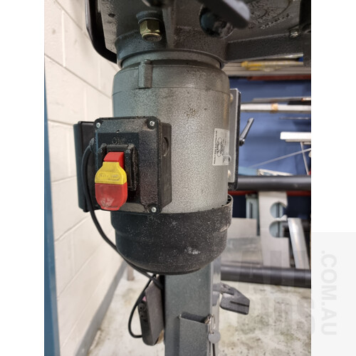 Radius Master CWC3933B Belt Grinder