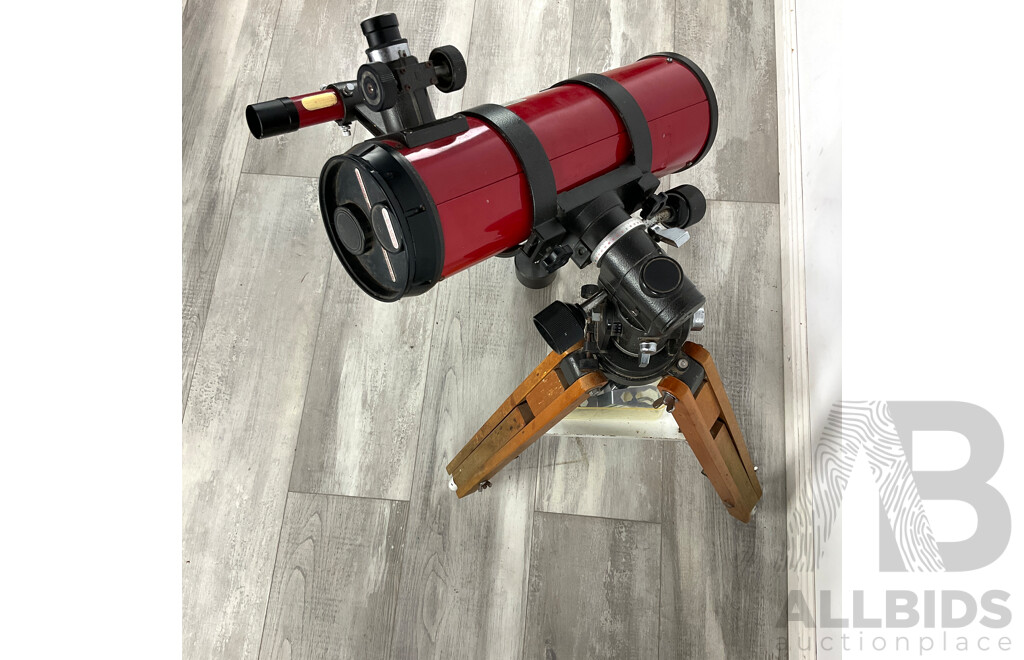 Tasco 8V Telescope With Wooden Tripod