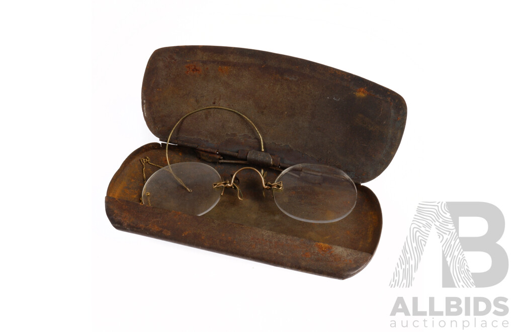 Antique Pez Nez Glasses in Metal Case