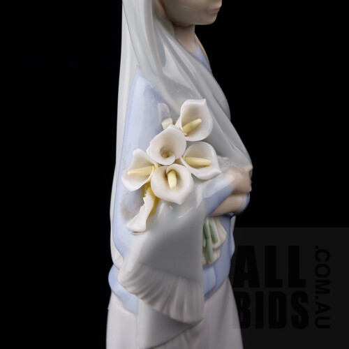 Lladro Ceramic Figure of a Woman with Flowers