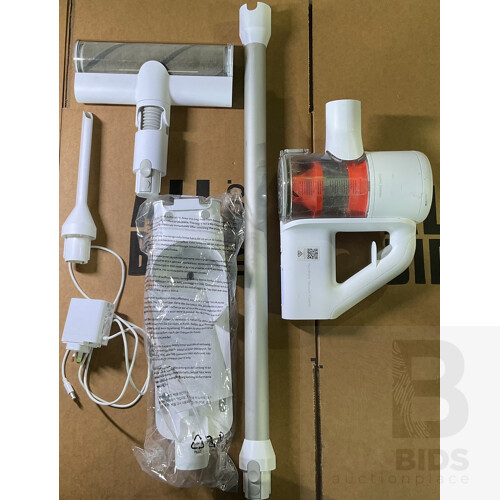 Xiaomi ( SCWXCQ01RR) Mi White Cordless Handheld Vacuum Cleaner ( Missing Few Brushes)