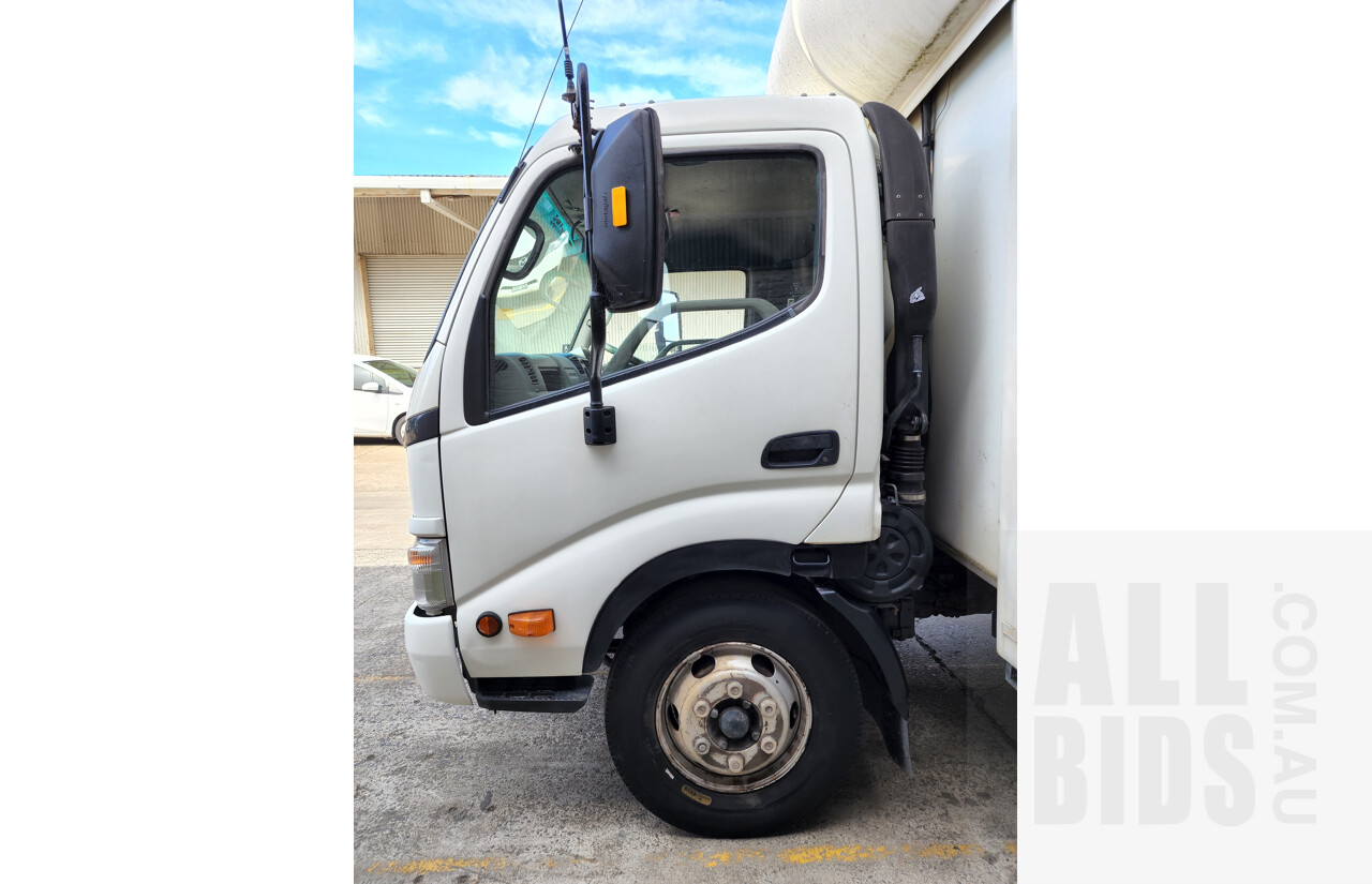 9/2006 Hino Dutro 8.5 XZU434R Curtainsider White 4.6L Turbo Diesel