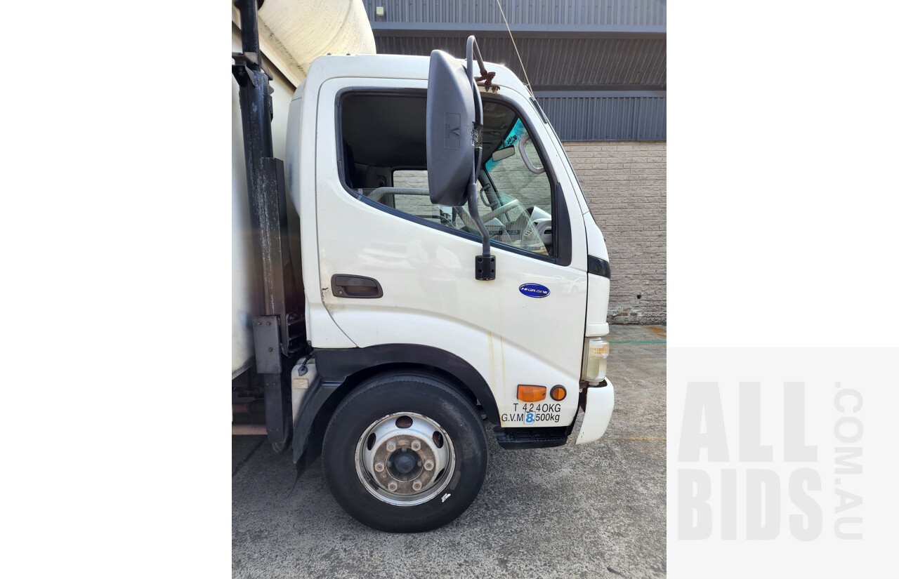 9/2006 Hino Dutro 8.5 XZU434R Curtainsider White 4.6L Turbo Diesel