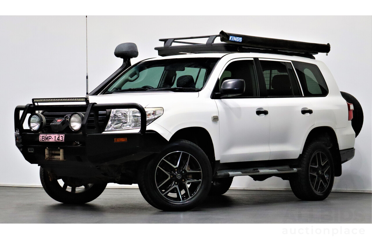 2/2013 Toyota Landcruiser GX (4x4) VDJ200R MY13 4d Wagon White 4.5L