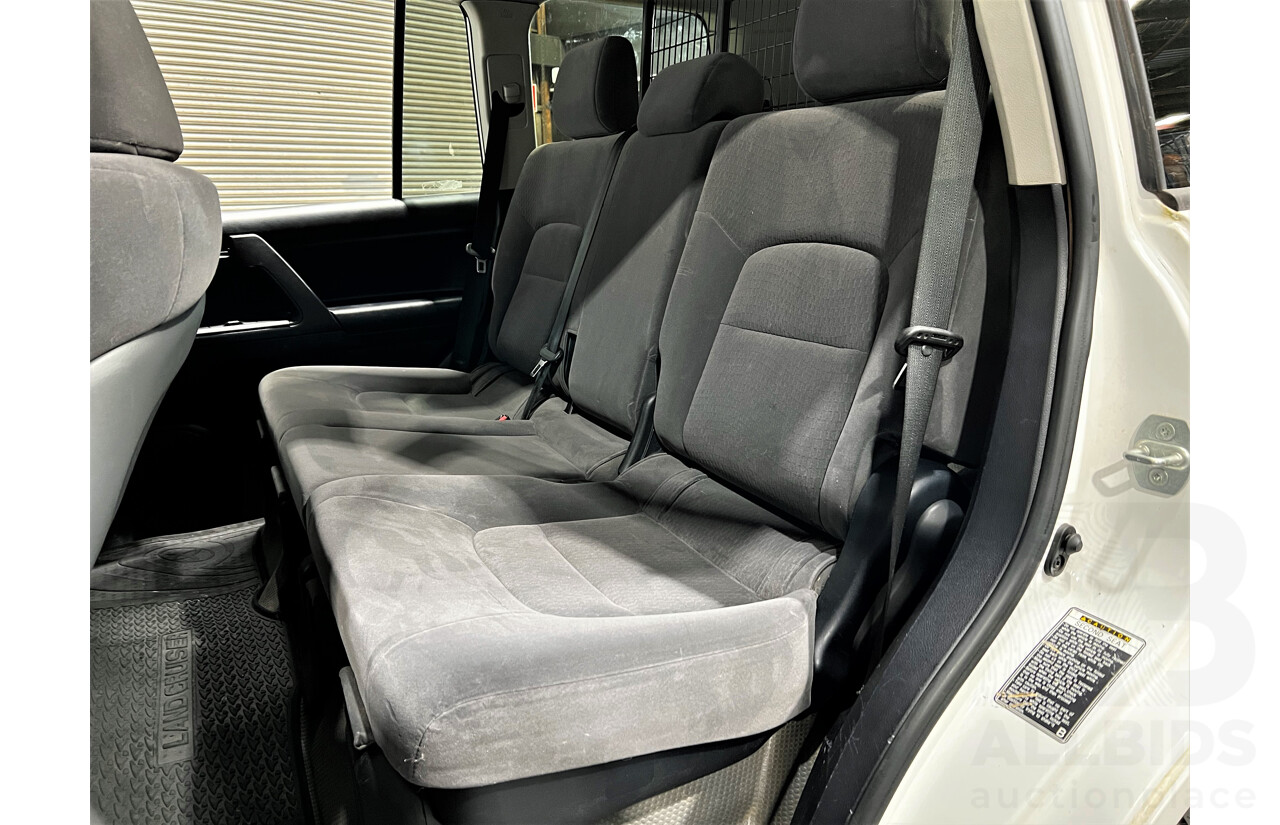 2/2013 Toyota Landcruiser GX (4x4) VDJ200R MY13 4d Wagon White 4.5L