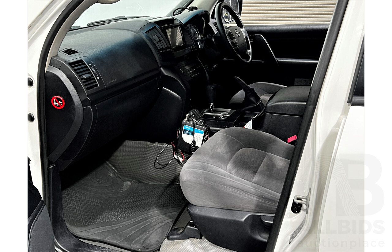 2/2013 Toyota Landcruiser GX (4x4) VDJ200R MY13 4d Wagon White 4.5L