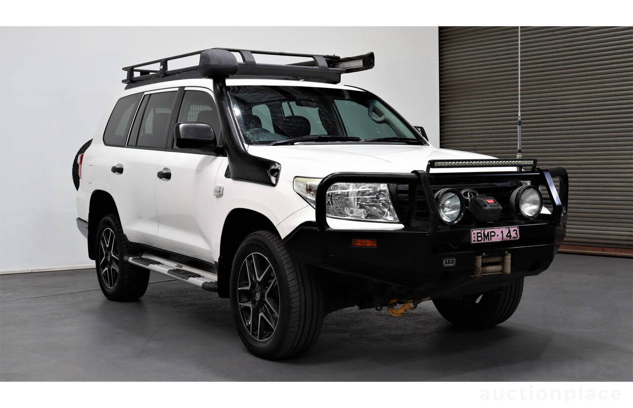 2/2013 Toyota Landcruiser GX (4x4) VDJ200R MY13 4d Wagon White 4.5L