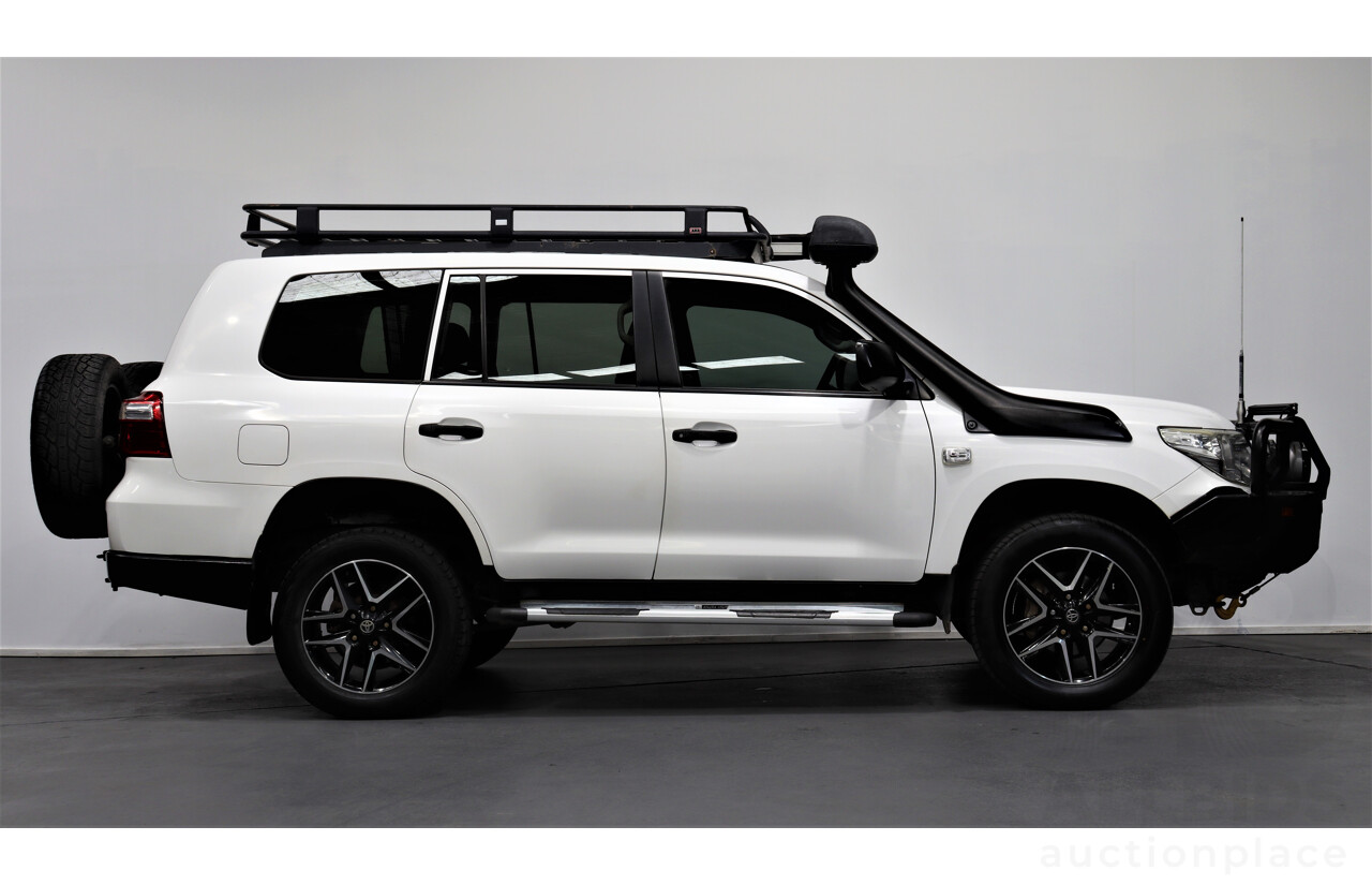 2/2013 Toyota Landcruiser GX (4x4) VDJ200R MY13 4d Wagon White 4.5L