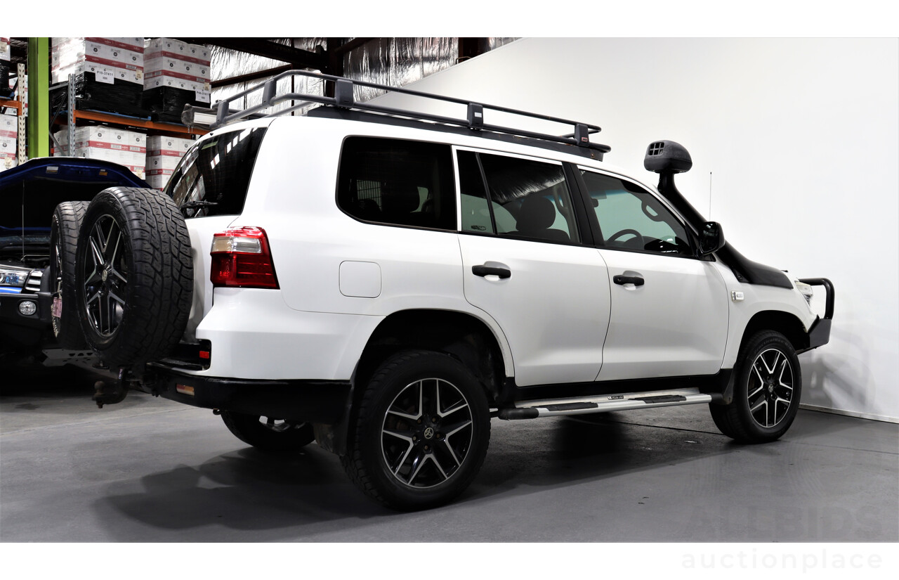 2/2013 Toyota Landcruiser GX (4x4) VDJ200R MY13 4d Wagon White 4.5L
