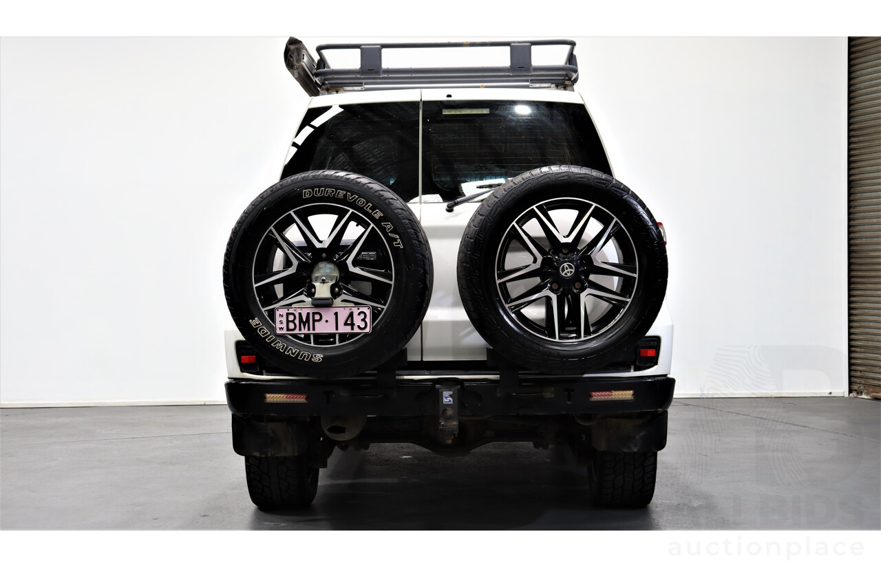 2/2013 Toyota Landcruiser GX (4x4) VDJ200R MY13 4d Wagon White 4.5L