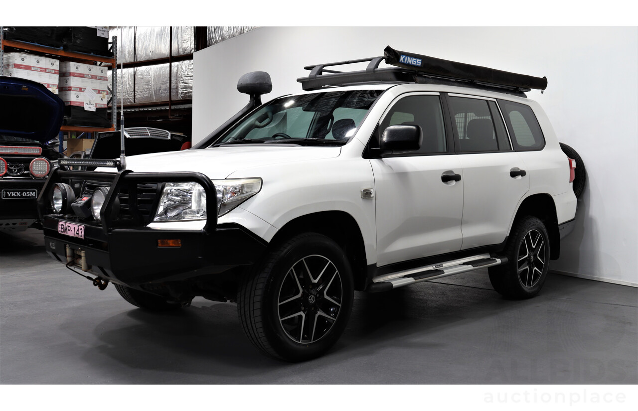 2/2013 Toyota Landcruiser GX (4x4) VDJ200R MY13 4d Wagon White 4.5L