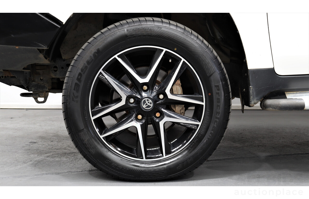 2/2013 Toyota Landcruiser GX (4x4) VDJ200R MY13 4d Wagon White 4.5L