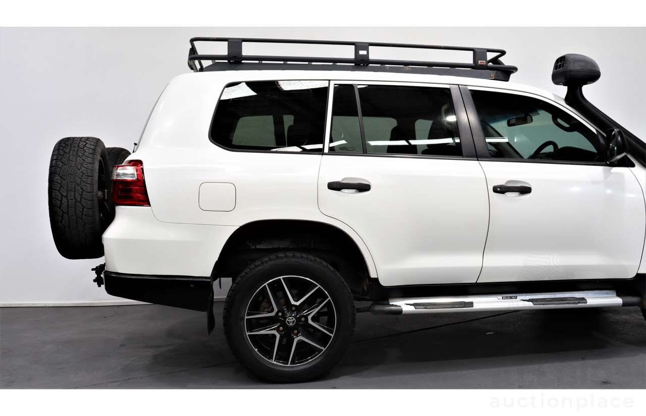 2/2013 Toyota Landcruiser GX (4x4) VDJ200R MY13 4d Wagon White 4.5L