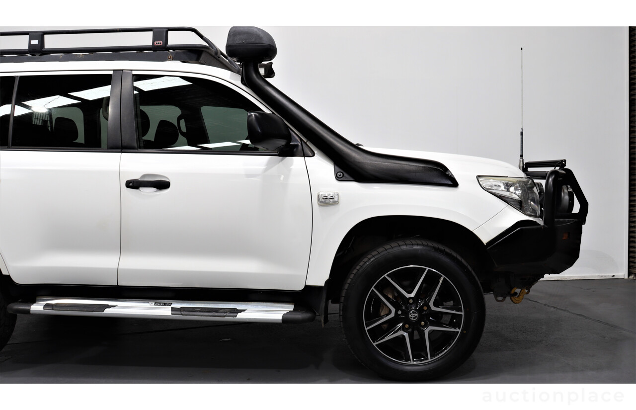 2/2013 Toyota Landcruiser GX (4x4) VDJ200R MY13 4d Wagon White 4.5L