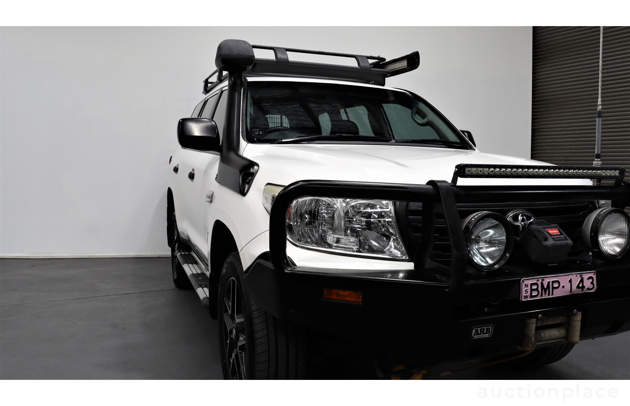 2/2013 Toyota Landcruiser GX (4x4) VDJ200R MY13 4d Wagon White 4.5L