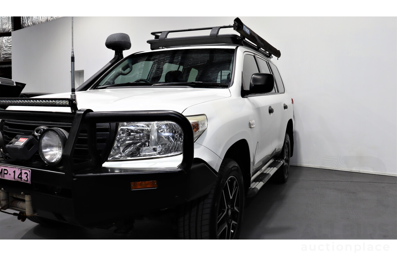 2/2013 Toyota Landcruiser GX (4x4) VDJ200R MY13 4d Wagon White 4.5L