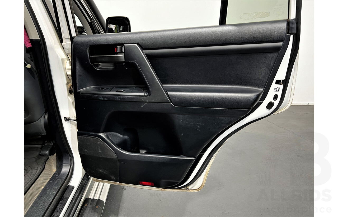 2/2013 Toyota Landcruiser GX (4x4) VDJ200R MY13 4d Wagon White 4.5L