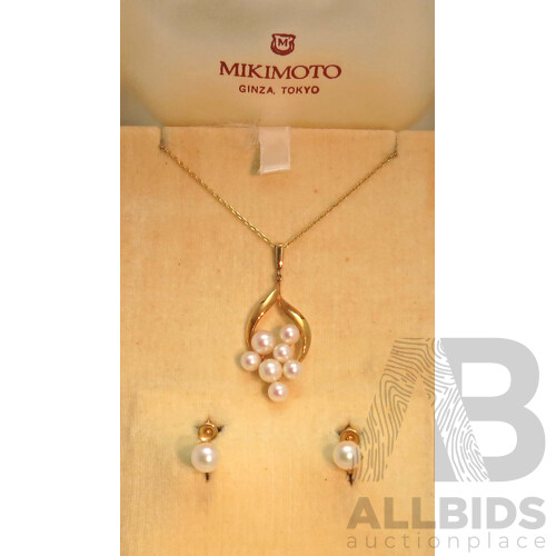 MIKIMOTO Suite of Pendant and Earrings