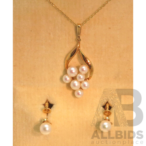 MIKIMOTO Suite of Pendant and Earrings