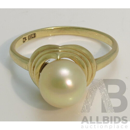 MIKIMOTO Pearl Ring. 14ct Gold