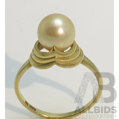 MIKIMOTO Pearl Ring. 14ct Gold